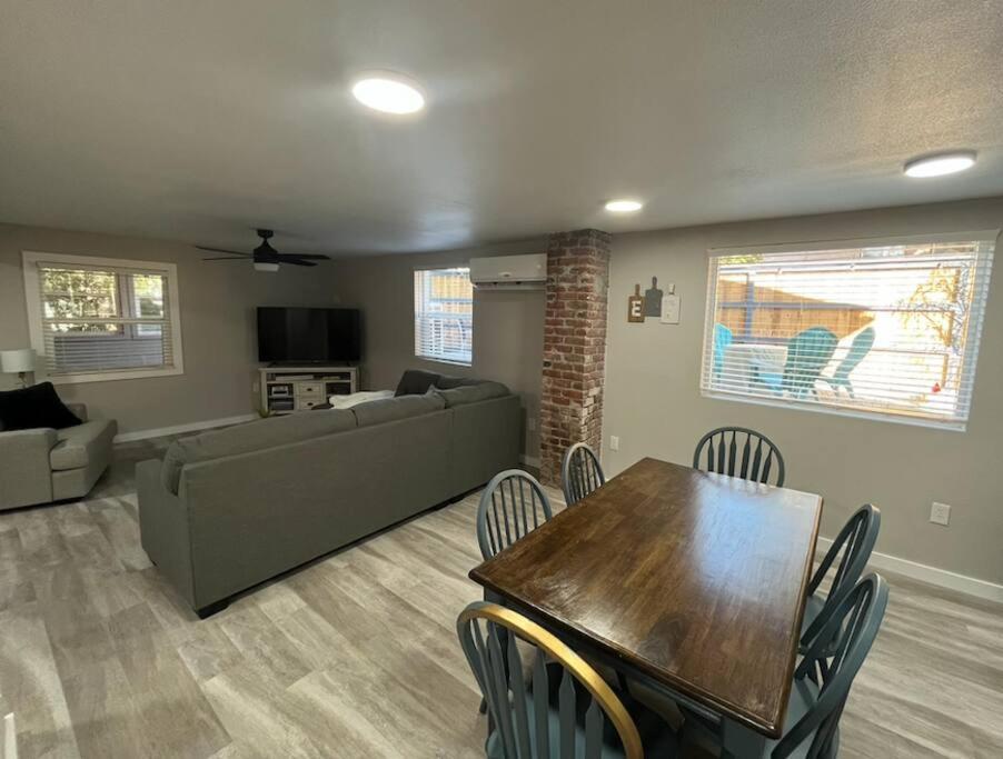 Downtown Rustic Roots Holiday home